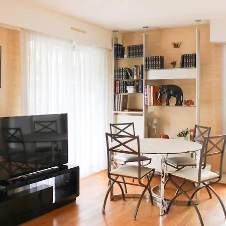アパート Spacious 3-bedroom With Balcony パリ