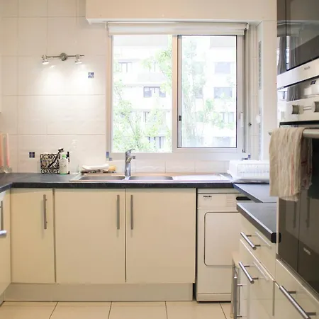 Spacious 3-bedroom With Balcony アパート *