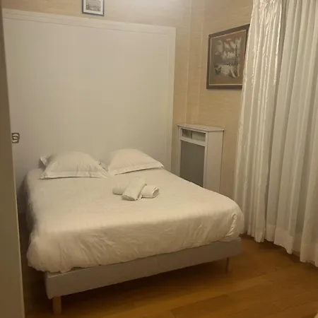 Spacious 3-bedroom With Balcony パリ